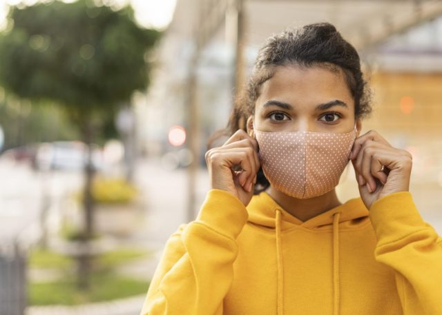 mujer-con-mascarilla-y-concepto-de-distancia-social